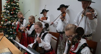 Kapela Góralska PMDK na spotkaniu opłatkowym w Starostwie 